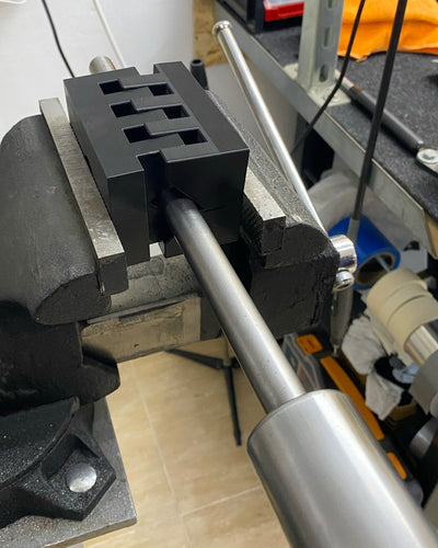 mordaza banco luthier, block vise instrumento, sujeción instrumento reparación, herramienta taller luthier, banco reparación instrumento musical